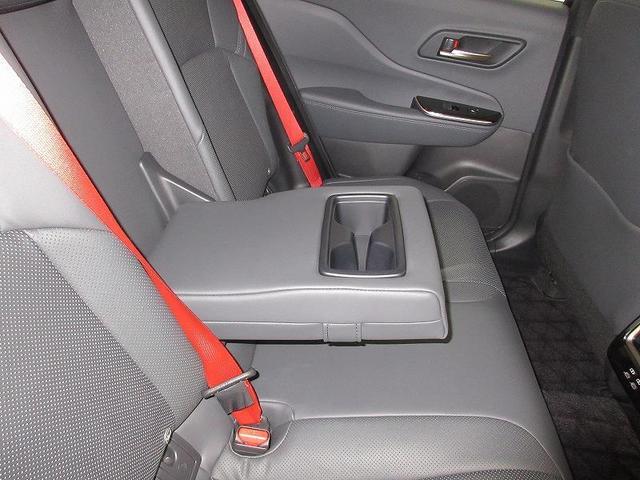 クラウンスポーツ RS 革シート 4WD フルセグ メモリーナビ バックカメラ 衝突被害軽減システム ETC ドラレコ LEDヘッドランプ ワンオーナー 雹害車(8枚目)