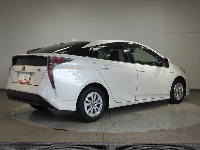 プリウス Ｓ　フルセグ　メモリーナビ　ＤＶＤ再生　バックカメラ　衝突被害軽減システム　ＥＴＣ　ＬＥＤヘッドランプ　ワンオーナー（3枚目）