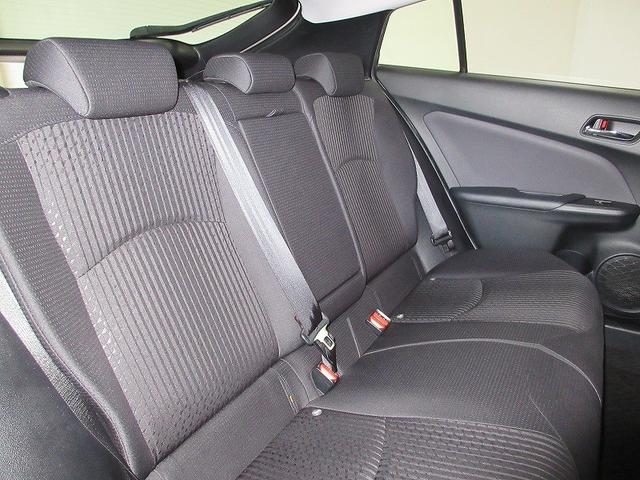 プリウス Ｓ　フルセグ　メモリーナビ　ＤＶＤ再生　バックカメラ　衝突被害軽減システム　ＥＴＣ　ＬＥＤヘッドランプ　ワンオーナー（5枚目）