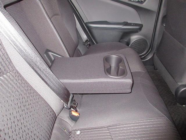 プリウス Ｓ　フルセグ　メモリーナビ　ＤＶＤ再生　バックカメラ　衝突被害軽減システム　ＥＴＣ　ＬＥＤヘッドランプ　ワンオーナー（6枚目）