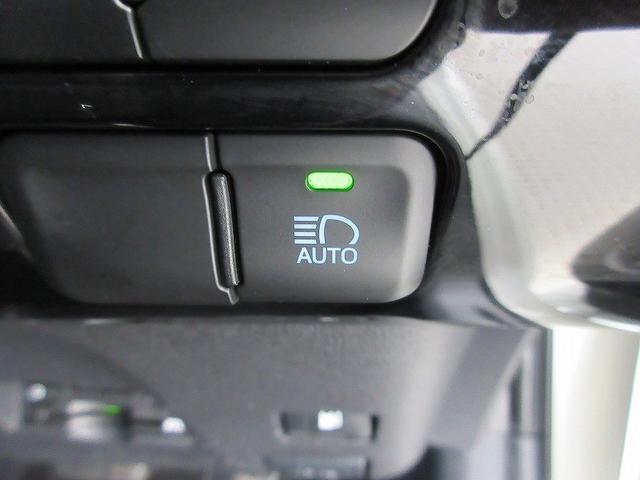 プリウス Ｓ　フルセグ　メモリーナビ　ＤＶＤ再生　バックカメラ　衝突被害軽減システム　ＥＴＣ　ＬＥＤヘッドランプ　ワンオーナー（11枚目）