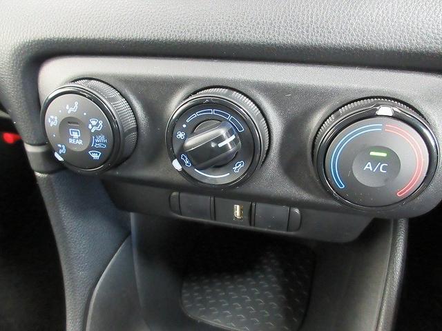 ヤリス Ｘ　衝突被害軽減システム　ワンオーナー（12枚目）