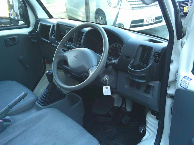 ミニキャブトラック Ｖタイプ　４ＷＤ・５速・エアコン・パワステ・スタッドレスタイヤ（8枚目）