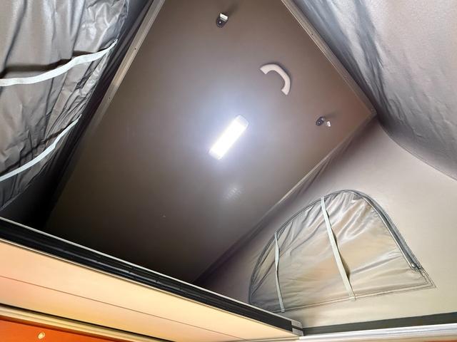 ハイゼットトラック エクストラ インディ727 4WD ポップアップ サブバッテリー 走行充電器 外部電源 家具 ベッドマット 室内照明 シンク FFヒーター アクリル窓 キャビネット収納(10枚目)
