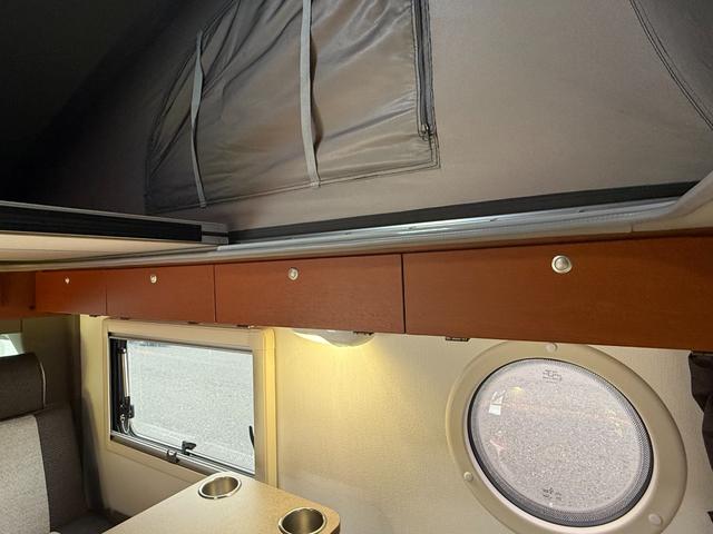 ハイゼットトラック エクストラ インディ727 4WD ポップアップ サブバッテリー 走行充電器 外部電源 家具 ベッドマット 室内照明 シンク FFヒーター アクリル窓 キャビネット収納(12枚目)