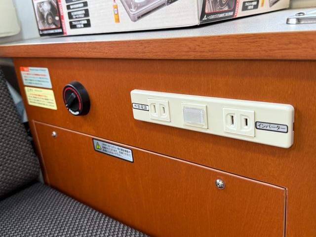 ハイゼットトラック エクストラ インディ727 4WD ポップアップ サブバッテリー 走行充電器 外部電源 家具 ベッドマット 室内照明 シンク FFヒーター アクリル窓 キャビネット収納(20枚目)