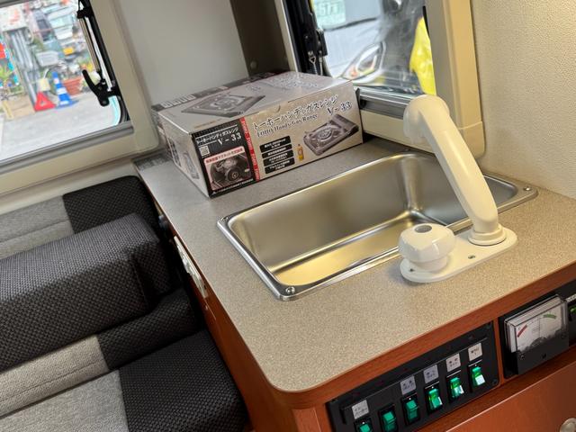 ハイゼットトラック エクストラ インディ727 4WD ポップアップ サブバッテリー 走行充電器 外部電源 家具 ベッドマット 室内照明 シンク FFヒーター アクリル窓 キャビネット収納(23枚目)