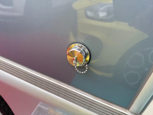 ハイゼットトラック エクストラ インディ727 4WD ポップアップ サブバッテリー 走行充電器 外部電源 家具 ベッドマット 室内照明 シンク FFヒーター アクリル窓 キャビネット収納(27枚目)