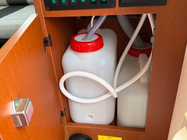 ハイゼットトラック エクストラ インディ727 4WD ポップアップ サブバッテリー 走行充電器 外部電源 家具 ベッドマット 室内照明 シンク FFヒーター アクリル窓 キャビネット収納(28枚目)