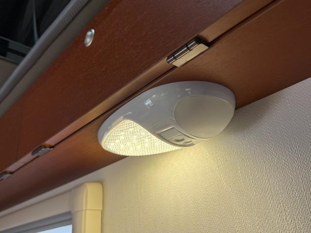 ハイゼットトラック エクストラ インディ727 4WD ポップアップ サブバッテリー 走行充電器 外部電源 家具 ベッドマット 室内照明 シンク FFヒーター アクリル窓 キャビネット収納(32枚目)