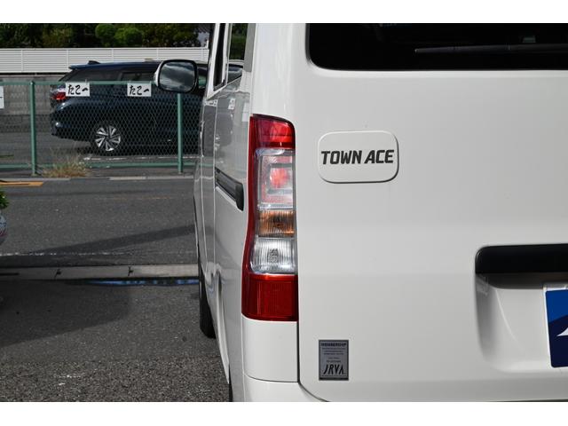 タウンエースバン GL VanDweller Zelioキャンピング車 冷蔵庫 電子レンジ シンク DC12Vクーラー 外部電源 LED照明  カーテン FASPシート 前後ドラレコ サブバッテリー 天井・床・側面断熱施工(57枚目)