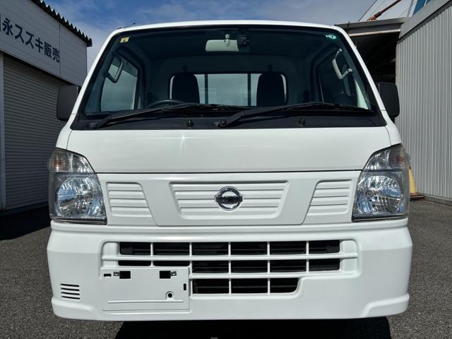 ＮＴ１００クリッパートラック ＤＸ　パートタイム４ＷＤ・３ＡＴ・エアコン・パワステ・純正ＦＭ／ＡＭオーディオ・Ｗエアバック・ＡＢＳ・三方開・荷台マット・スペアタイヤ・ヘッドライトレベライザー・フロアゴムマット・ドアバイザー・スペアキー（4枚目）