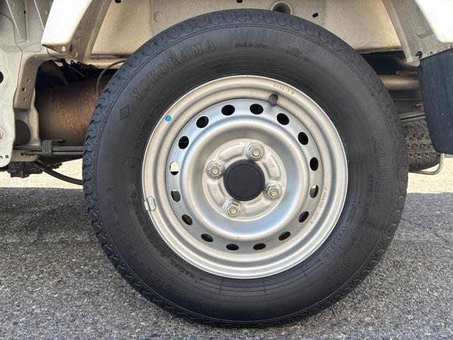 ＮＴ１００クリッパートラック ＤＸ　パートタイム４ＷＤ・３ＡＴ・エアコン・パワステ・純正ＦＭ／ＡＭオーディオ・Ｗエアバック・ＡＢＳ・三方開・荷台マット・スペアタイヤ・ヘッドライトレベライザー・フロアゴムマット・ドアバイザー・スペアキー（28枚目）