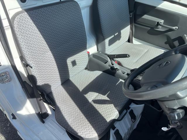 ＮＴ１００クリッパートラック ＤＸ　パートタイム４ＷＤ・３ＡＴ・エアコン・パワステ・純正ＦＭ／ＡＭオーディオ・Ｗエアバック・ＡＢＳ・三方開・荷台マット・スペアタイヤ・ヘッドライトレベライザー・フロアゴムマット・ドアバイザー・スペアキー（57枚目）