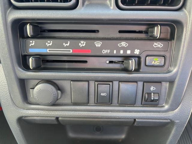 ＮＴ１００クリッパートラック ＤＸ　パートタイム４ＷＤ・３ＡＴ・エアコン・パワステ・純正ＦＭ／ＡＭオーディオ・Ｗエアバック・ＡＢＳ・三方開・荷台マット・スペアタイヤ・ヘッドライトレベライザー・フロアゴムマット・ドアバイザー・スペアキー（63枚目）