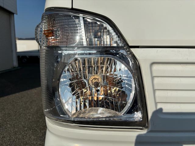 NT100クリッパートラック DX 3AT・2WD・三方開・アッパーメンバーガード・純正AM/FMラジオ・サイドアンダービューグリップ・助手席エアバック・オートライト・ヘッドライトレベライザー・純正フロアマット・バイザー・スペアタイヤ(12枚目)