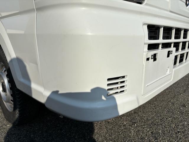 NT100クリッパートラック DX 3AT・2WD・三方開・アッパーメンバーガード・純正AM/FMラジオ・サイドアンダービューグリップ・助手席エアバック・オートライト・ヘッドライトレベライザー・純正フロアマット・バイザー・スペアタイヤ(16枚目)