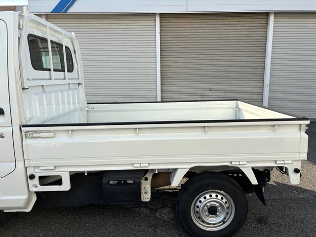 NT100クリッパートラック DX 3AT・2WD・三方開・アッパーメンバーガード・純正AM/FMラジオ・サイドアンダービューグリップ・助手席エアバック・オートライト・ヘッドライトレベライザー・純正フロアマット・バイザー・スペアタイヤ(26枚目)