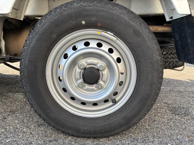 NT100クリッパートラック DX 3AT・2WD・三方開・アッパーメンバーガード・純正AM/FMラジオ・サイドアンダービューグリップ・助手席エアバック・オートライト・ヘッドライトレベライザー・純正フロアマット・バイザー・スペアタイヤ(28枚目)