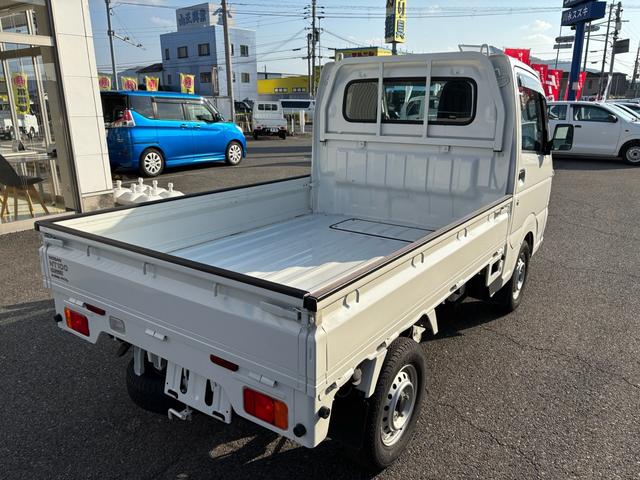 NT100クリッパートラック DX 3AT・2WD・三方開・アッパーメンバーガード・純正AM/FMラジオ・サイドアンダービューグリップ・助手席エアバック・オートライト・ヘッドライトレベライザー・純正フロアマット・バイザー・スペアタイヤ(38枚目)