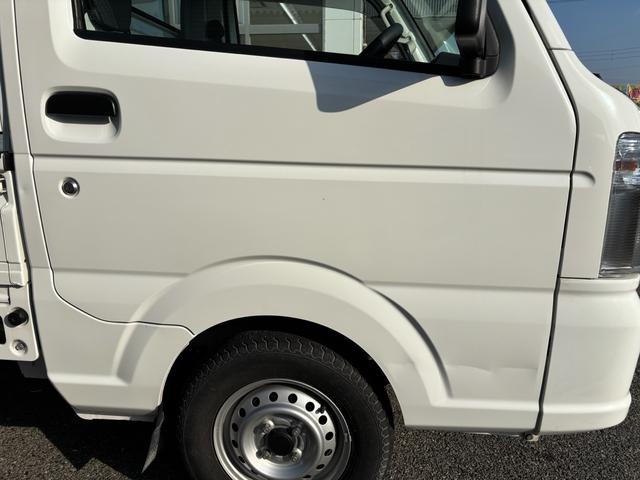 NT100クリッパートラック DX 3AT・2WD・三方開・アッパーメンバーガード・純正AM/FMラジオ・サイドアンダービューグリップ・助手席エアバック・オートライト・ヘッドライトレベライザー・純正フロアマット・バイザー・スペアタイヤ(43枚目)