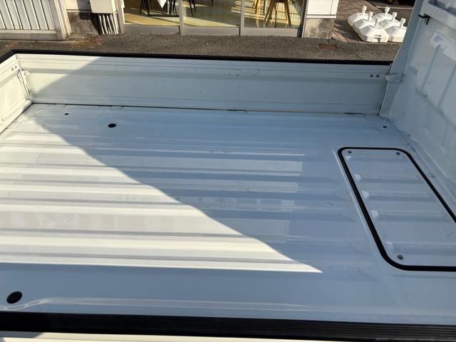 NT100クリッパートラック DX 3AT・2WD・三方開・アッパーメンバーガード・純正AM/FMラジオ・サイドアンダービューグリップ・助手席エアバック・オートライト・ヘッドライトレベライザー・純正フロアマット・バイザー・スペアタイヤ(47枚目)