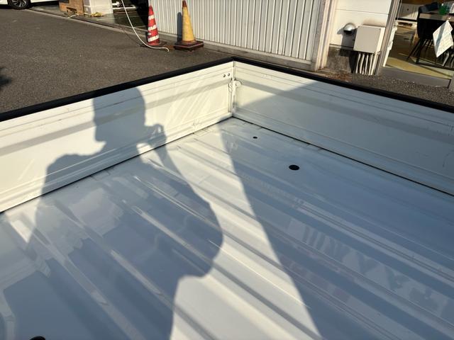 NT100クリッパートラック DX 3AT・2WD・三方開・アッパーメンバーガード・純正AM/FMラジオ・サイドアンダービューグリップ・助手席エアバック・オートライト・ヘッドライトレベライザー・純正フロアマット・バイザー・スペアタイヤ(49枚目)