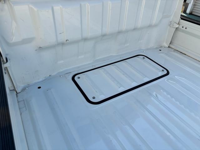 NT100クリッパートラック DX 3AT・2WD・三方開・アッパーメンバーガード・純正AM/FMラジオ・サイドアンダービューグリップ・助手席エアバック・オートライト・ヘッドライトレベライザー・純正フロアマット・バイザー・スペアタイヤ(53枚目)