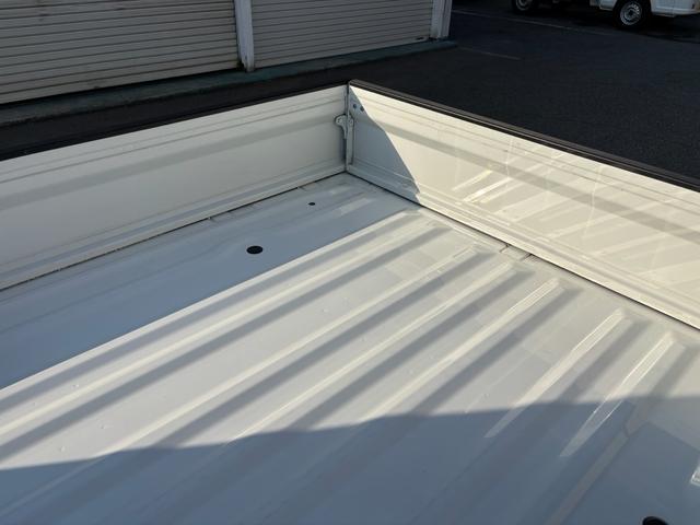 NT100クリッパートラック DX 3AT・2WD・三方開・アッパーメンバーガード・純正AM/FMラジオ・サイドアンダービューグリップ・助手席エアバック・オートライト・ヘッドライトレベライザー・純正フロアマット・バイザー・スペアタイヤ(54枚目)