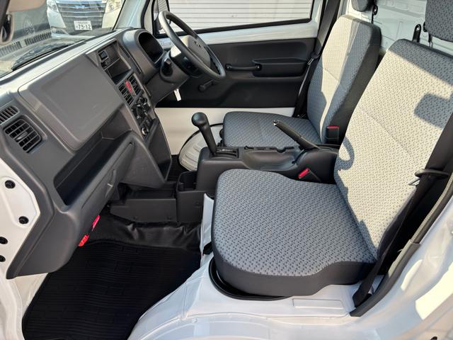 NT100クリッパートラック DX 3AT・2WD・三方開・アッパーメンバーガード・純正AM/FMラジオ・サイドアンダービューグリップ・助手席エアバック・オートライト・ヘッドライトレベライザー・純正フロアマット・バイザー・スペアタイヤ(58枚目)