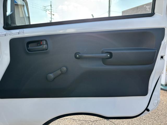 NT100クリッパートラック DX 3AT・2WD・三方開・アッパーメンバーガード・純正AM/FMラジオ・サイドアンダービューグリップ・助手席エアバック・オートライト・ヘッドライトレベライザー・純正フロアマット・バイザー・スペアタイヤ(63枚目)