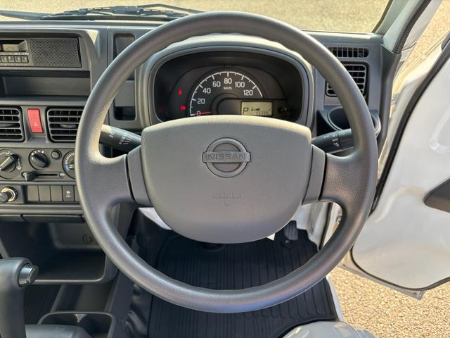 NT100クリッパートラック DX 3AT・2WD・三方開・アッパーメンバーガード・純正AM/FMラジオ・サイドアンダービューグリップ・助手席エアバック・オートライト・ヘッドライトレベライザー・純正フロアマット・バイザー・スペアタイヤ(66枚目)