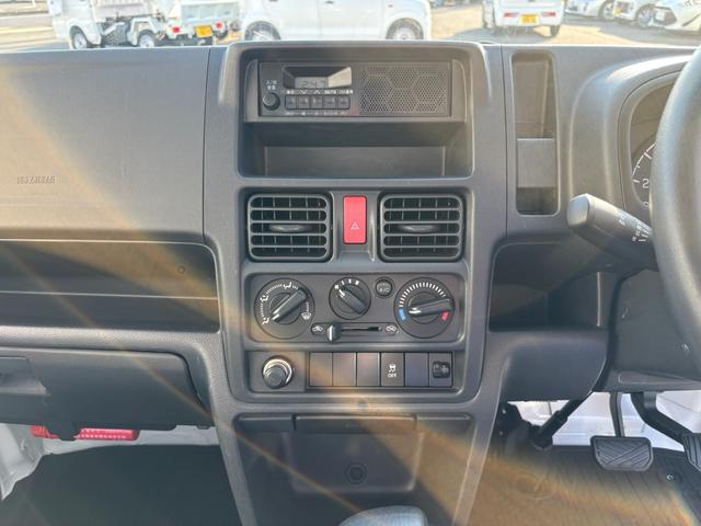 NT100クリッパートラック DX 3AT・2WD・三方開・アッパーメンバーガード・純正AM/FMラジオ・サイドアンダービューグリップ・助手席エアバック・オートライト・ヘッドライトレベライザー・純正フロアマット・バイザー・スペアタイヤ(68枚目)