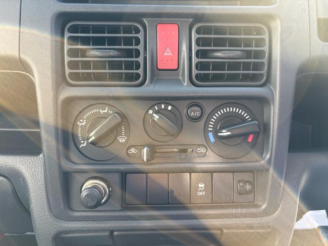 NT100クリッパートラック DX 3AT・2WD・三方開・アッパーメンバーガード・純正AM/FMラジオ・サイドアンダービューグリップ・助手席エアバック・オートライト・ヘッドライトレベライザー・純正フロアマット・バイザー・スペアタイヤ(70枚目)