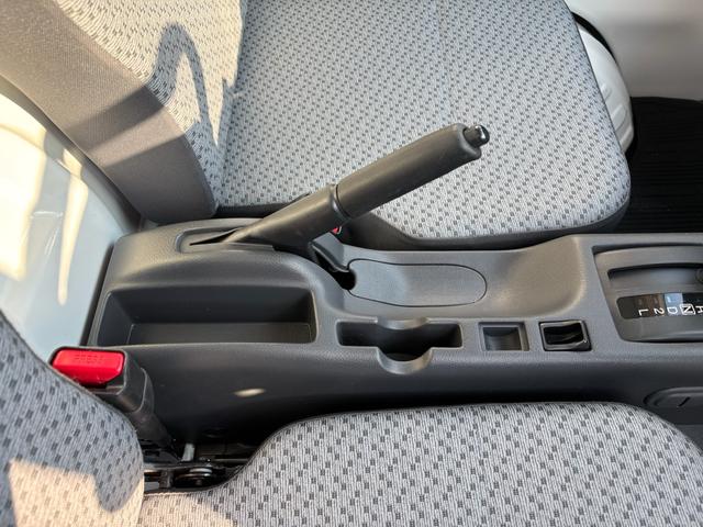 NT100クリッパートラック DX 3AT・2WD・三方開・アッパーメンバーガード・純正AM/FMラジオ・サイドアンダービューグリップ・助手席エアバック・オートライト・ヘッドライトレベライザー・純正フロアマット・バイザー・スペアタイヤ(72枚目)