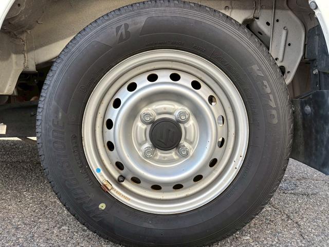 エブリイ ＰＡ　ハイルーフ・５ＡＧＳ・荷室フルフラット・純正ＡＭ／ＦＭラジオ・ヘッドライトレベライザー・フロアゴムマット・バイザー・マニュアルエアコン・１２インチ純正スチールホイール（28枚目）
