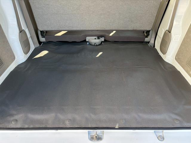 エブリイ ＰＡ　ハイルーフ・５ＡＧＳ・荷室フルフラット・純正ＡＭ／ＦＭラジオ・ヘッドライトレベライザー・フロアゴムマット・バイザー・マニュアルエアコン・１２インチ純正スチールホイール（50枚目）