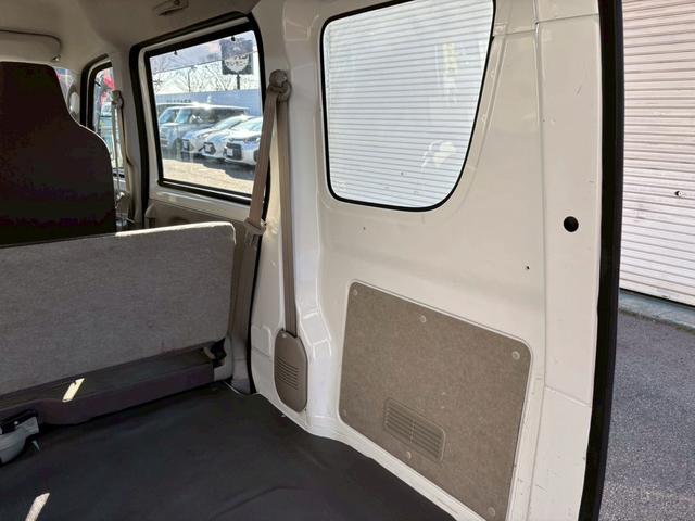 エブリイ ＰＡ　ハイルーフ・５ＡＧＳ・荷室フルフラット・純正ＡＭ／ＦＭラジオ・ヘッドライトレベライザー・フロアゴムマット・バイザー・マニュアルエアコン・１２インチ純正スチールホイール（52枚目）