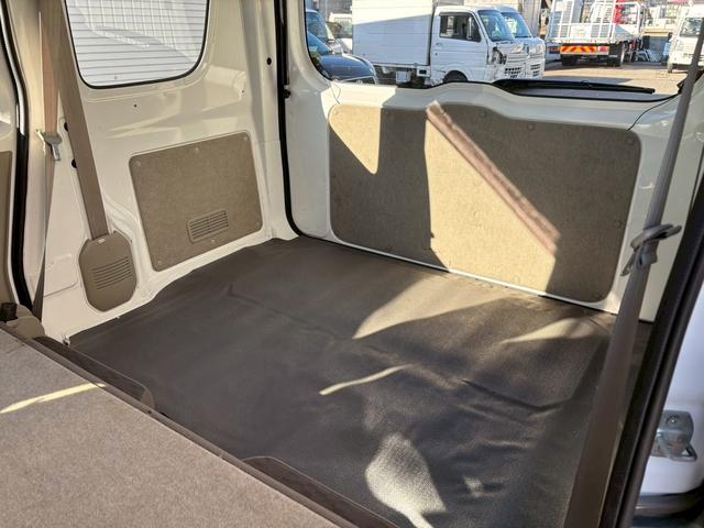 エブリイ ＰＡ　ハイルーフ・５ＡＧＳ・荷室フルフラット・純正ＡＭ／ＦＭラジオ・ヘッドライトレベライザー・フロアゴムマット・バイザー・マニュアルエアコン・１２インチ純正スチールホイール（59枚目）