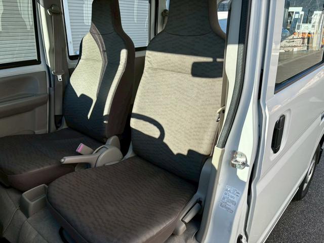 エブリイ ＰＡ　ハイルーフ・５ＡＧＳ・荷室フルフラット・純正ＡＭ／ＦＭラジオ・ヘッドライトレベライザー・フロアゴムマット・バイザー・マニュアルエアコン・１２インチ純正スチールホイール（62枚目）