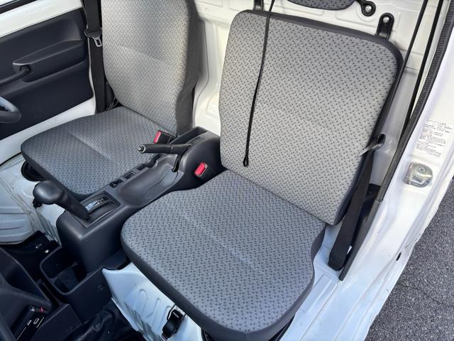 キャリイトラック ＫＣエアコン・パワステ　スズキセーフティサポート装着車・デュアルカメラブレーキサポート・３ＡＴ・２ＷＤ・ＥＴＣ・Ｗエアバック・ヘッドライトレベライザー・ドアバイザー・アッパーメンバーガード・アングルポストプロテクター・三方開（58枚目）