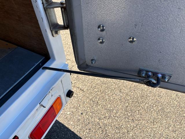 ＮＴ１００クリッパートラック 　宅配仕様・３ＡＴ・社外ナビ・フルセグ・バックカメラ・ＡＢＳ・荷台幌付・ラッシングレール・４枚リーフスプリング・Ｗエアバック・フロアゴムマット・エアコン・パワステ・ヘッドライトレベライザー・スペアタイヤ（46枚目）