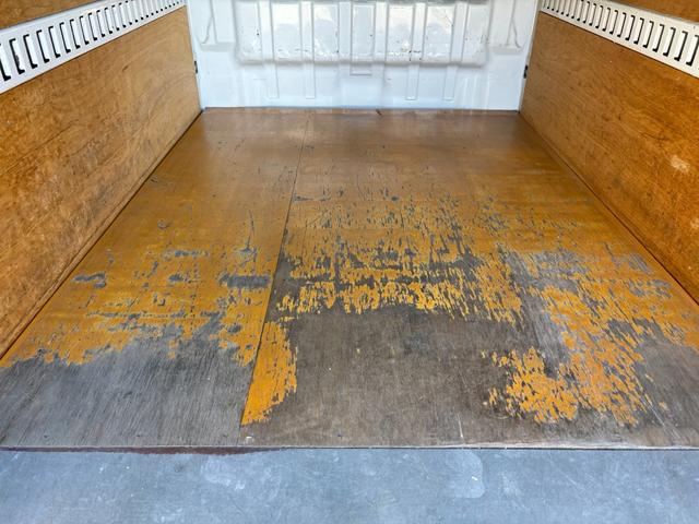 ＮＴ１００クリッパートラック 　宅配仕様・３ＡＴ・社外ナビ・フルセグ・バックカメラ・ＡＢＳ・荷台幌付・ラッシングレール・４枚リーフスプリング・Ｗエアバック・フロアゴムマット・エアコン・パワステ・ヘッドライトレベライザー・スペアタイヤ（48枚目）