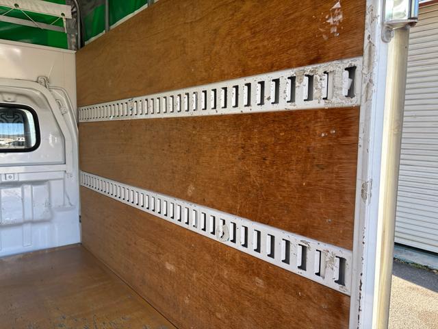 ＮＴ１００クリッパートラック 　宅配仕様・３ＡＴ・社外ナビ・フルセグ・バックカメラ・ＡＢＳ・荷台幌付・ラッシングレール・４枚リーフスプリング・Ｗエアバック・フロアゴムマット・エアコン・パワステ・ヘッドライトレベライザー・スペアタイヤ（50枚目）