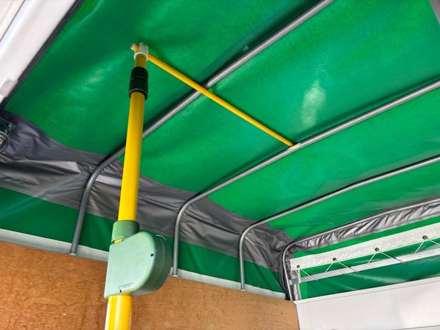 ＮＴ１００クリッパートラック 　宅配仕様・３ＡＴ・社外ナビ・フルセグ・バックカメラ・ＡＢＳ・荷台幌付・ラッシングレール・４枚リーフスプリング・Ｗエアバック・フロアゴムマット・エアコン・パワステ・ヘッドライトレベライザー・スペアタイヤ（56枚目）