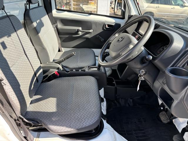 ＮＴ１００クリッパートラック 　宅配仕様・３ＡＴ・社外ナビ・フルセグ・バックカメラ・ＡＢＳ・荷台幌付・ラッシングレール・４枚リーフスプリング・Ｗエアバック・フロアゴムマット・エアコン・パワステ・ヘッドライトレベライザー・スペアタイヤ（65枚目）