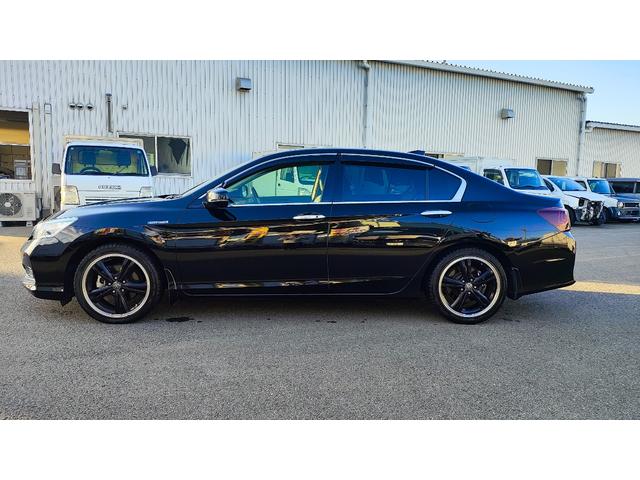 アコードハイブリッド ＥＸ　ユーザー買取車両・禁煙車・黒本革シート・バックカメラ・前席パワーシート・ＬＫＡＳ・ＣＭＢＳ・レーダークルーズコントロール・前席シートヒーター・ビルトインＥＴＣ・前後クリアランスソナー・１８ＡＷ（6枚目）