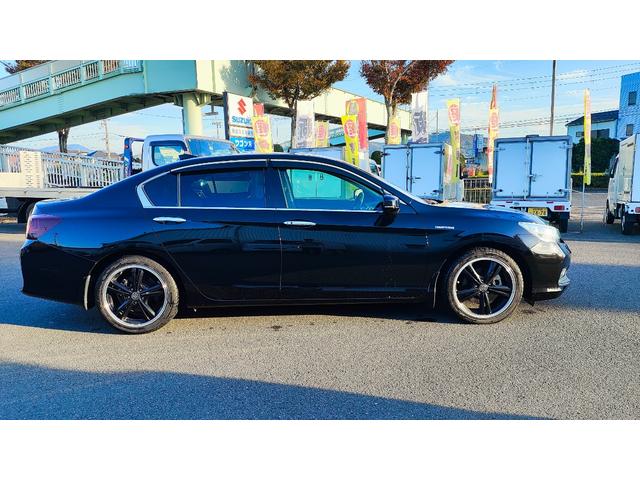 アコードハイブリッド ＥＸ　ユーザー買取車両・禁煙車・黒本革シート・バックカメラ・前席パワーシート・ＬＫＡＳ・ＣＭＢＳ・レーダークルーズコントロール・前席シートヒーター・ビルトインＥＴＣ・前後クリアランスソナー・１８ＡＷ（8枚目）