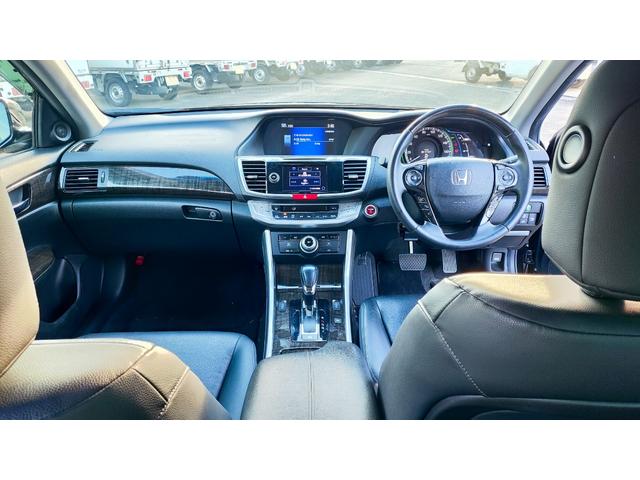 アコードハイブリッド ＥＸ　ユーザー買取車両・禁煙車・黒本革シート・バックカメラ・前席パワーシート・ＬＫＡＳ・ＣＭＢＳ・レーダークルーズコントロール・前席シートヒーター・ビルトインＥＴＣ・前後クリアランスソナー・１８ＡＷ（14枚目）