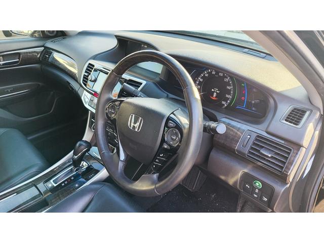 アコードハイブリッド ＥＸ　ユーザー買取車両・禁煙車・黒本革シート・バックカメラ・前席パワーシート・ＬＫＡＳ・ＣＭＢＳ・レーダークルーズコントロール・前席シートヒーター・ビルトインＥＴＣ・前後クリアランスソナー・１８ＡＷ（24枚目）